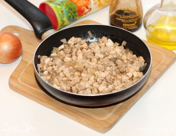 Очищенный репчатый лук нарезаем мелкими кубиками. 1/2 часть лука обжариваем вместе с курочкой на растительном масле до прозрачности лука. Добавляем приправу для курицы (сухая смесь: чеснок, лук, перец, куркума, корень сельдерея, кумин и соль), 1 ст. л. соевого соуса, перемешиваем и снимаем с плиты.