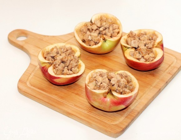 Раскладываем начинку по половинкам яблок. Оставшуюся курочку добавляем в рисовую начинку.