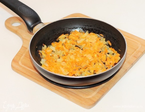 Пассеруем 1/2 часть лука с морковью.