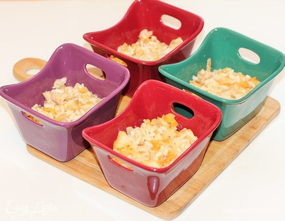 Раскладываем рисовую начинку в формочки.