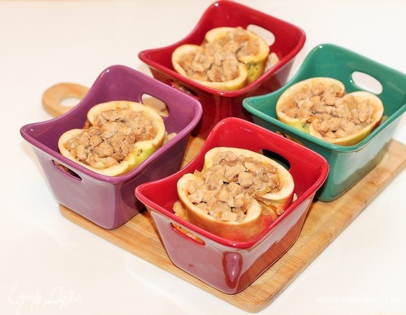 Сверху кладем половинки яблок.