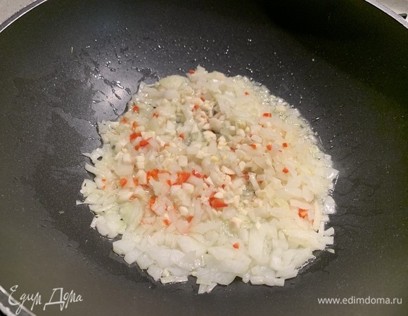 Измельчить лук и чеснок. Обжарить на растительном масле в сковороде с высокими бортиками.
