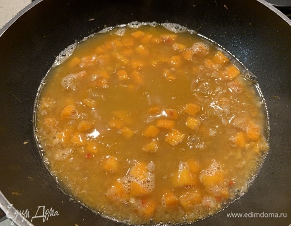 Булгур высыпаем в сковороду на овощи, заливаем водой и накрываем крышкой. Тушим 5 минут. Снимаем крышку, мешаем, добавляем соль и вновь накрываем крышкой. Огонь должен быть минимальным. Тушим еще 10 минут. Выключаем огонь, мешаем и оставляем еще на 5 минут под крышкой.