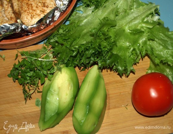 Пока филе отдыхает, подготовить другие продукты. Авокадо очистить и удалить косточку. Помидор и салат промыть, дать стечь воде. Помидор нарезать тонкими дольками. Базилик мелко порвать руками.