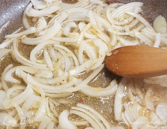 Лук нарезать полукольцами. Обжарить его до золотистого цвета на той же сковороде, где жарилось мясо.