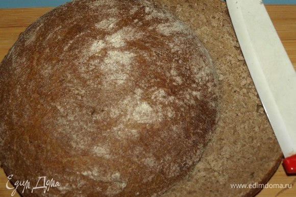 Небольшой ржаной хлеб разрезать вдоль на две части. У меня хлеб весит примерно 350–400 г.