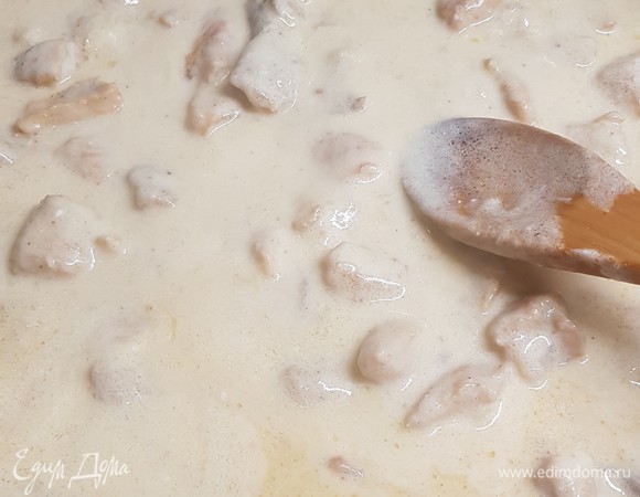 Муку смешать с 1 ст. л. подсолнечного масла. Эту мучную смесь влить к мясу, добавить сметану. Все хорошо перемешать и потушить минут 5. Подавать с любимым гарниром.