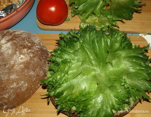 На авокадо выкладываем большую часть салата.