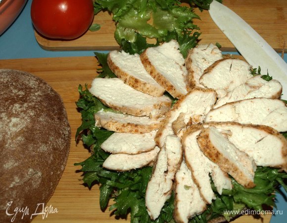 Сверху на салат выкладываем курицу.