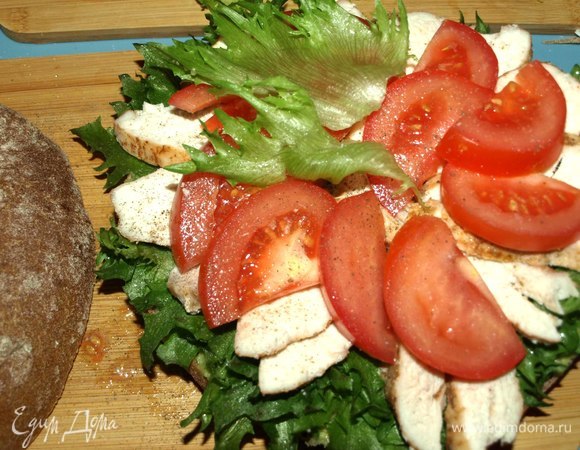 Выкладываем помидоры и оставшуюся часть салата. При желанию по вкусу посолить и поперчить.