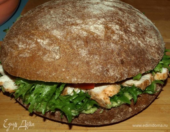 Закрываем второй половиной хлеба. Прижимаем.