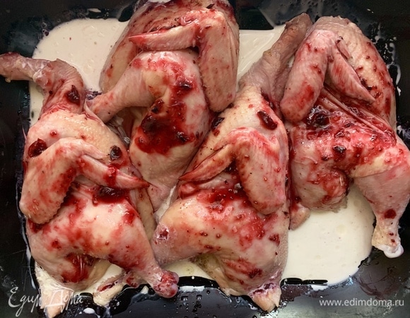 Духовка — на 180°C. Цыплят разрезаю пополам. Рубиновый соус: смородину — в блендер с сахаром, перцем чили. Цыплят посолить, масло растопить, влить в форму, добавить сливки. Кладу цыплят, щедро смазываю половиной порции смородинового соуса.