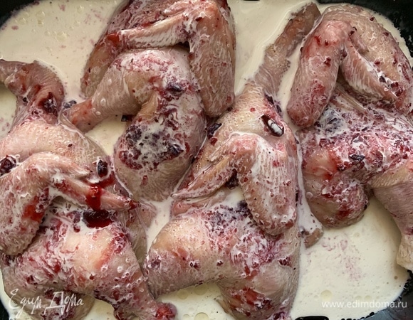 Поливаю сливками с топленым маслом. По желанию можно добавить пару зубчиков чеснока. Запекаю 40–45 минут.