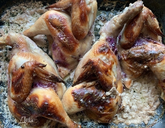 Достать из духовки. Все сладкие соусы, которыми покрывают мясо птицы, дают карамельную корочку. В данном рецепте она хрустящая сладко-острая.