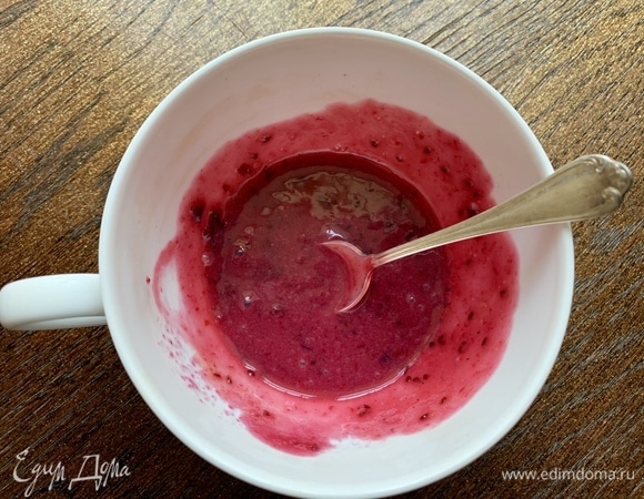 Вторая половина соуса. Для соуса можно использовать свежую или замороженную смородину или же протертую с сахаром.