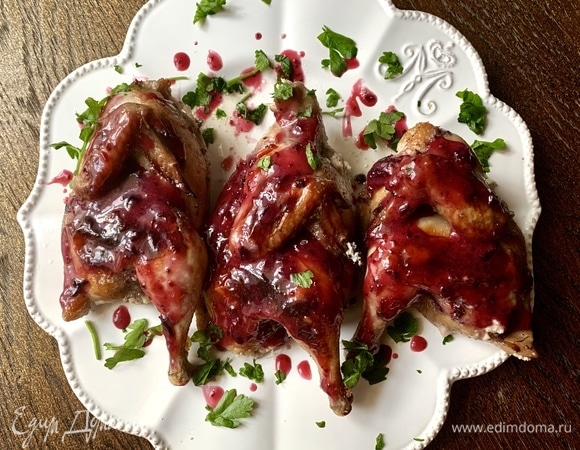 Хорошо покрыть цыплят соусом.