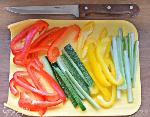 Овощи хорошо промойте и нарежьте полосками.
