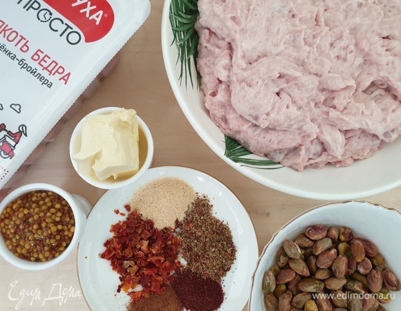 Добавляем в готовый фарш все специи, сливочное масло, комнатной температуры, горчицу и фисташки.