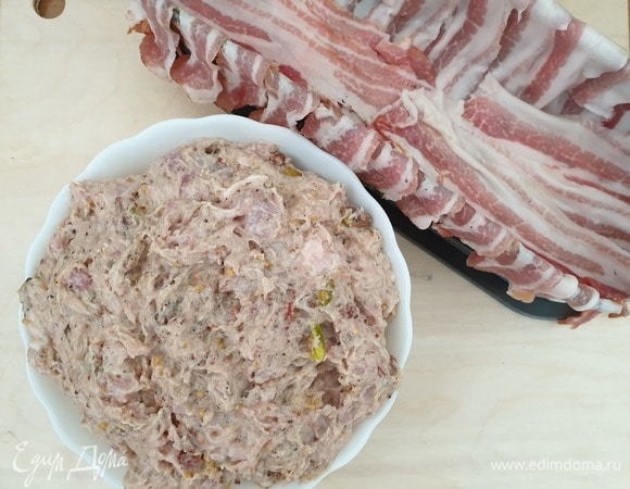 Выкладываем бекон в форму для выпечки так, чтобы края свисали.