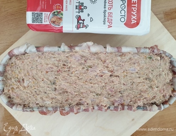 Поместим фарш в форму и слегка утрамбуем.