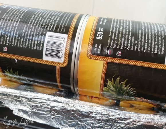 Вынимаем террин из духовки, полностью остужаем. Обязательно ставим террин под пресс (я использовала банки с консервированным ананасом) на несколько часов или на ночь.