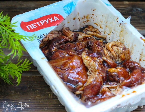 Имбирь и чеснок натереть на терке. Добавить соевый соус, вино, сахар. Смешать все это и добавить курицу. Удобно мариновать прямо в подложке от курицы! Поставить в холодильник. Мариновать можно от получаса до целой ночи. Среднее время — около 40 минут.