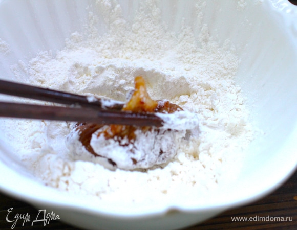 Смешать крахмал с разрыхлителем. Разогреть фритюр до средней температуры.