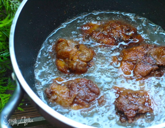 Жарить хорошо тонко обвалянные кусочки курицы в один слой! Не бросать сразу все, жарить по несколько кусочков. Можно приготовить такое мясо и в аэрогриле при наличии. На обжарку каждой партии уйдет около 5 минут.