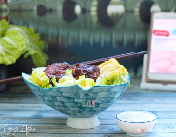 Нарежьте пекинскую капусту тонкой соломкой. Приготовьте любимый соус. У меня соус из греческого йогурта, давленого чеснока, соли и тертого огурца. Очень легкий и подходящий к капусте и курице.