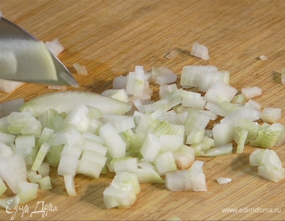 Мелко нарезать лук и чеснок.