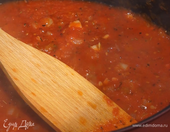 В сковороду к луку влить пассату, посолить, поперчить, перемешать. Соус варить 10–15 минут до загустения.