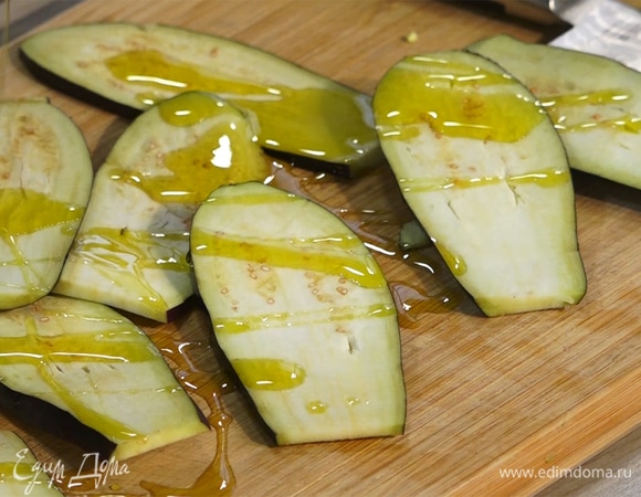 Баклажан нарезать тонкими ломтиками, сбрызнуть со всех сторон маслом.