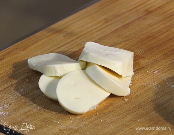 Пармезан натереть на терке, моцареллу нарезать кружочками.