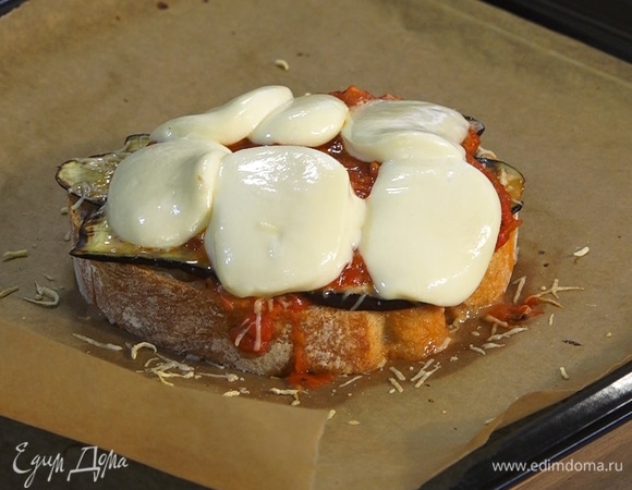 Противень застелить пергаментной бумагой. Бутерброды запекать в духовке под грилем 2–3 минуты, пока не расплавится моцарелла. 