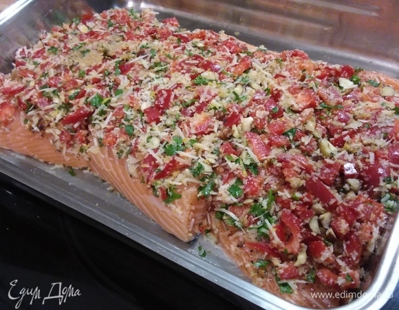 Филе лосося промыть, просушить и выложить в форму для запекания. Распределить равномерно по рыбе нашу смесь, слегка прижать ее ложкой. Запекать в заранее разогретой до 200°C духовке 25 минут.