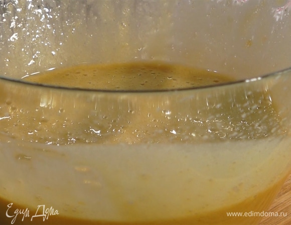 Яйца, сахар и 190 мл оливкового масла взбить в глубокой миске.