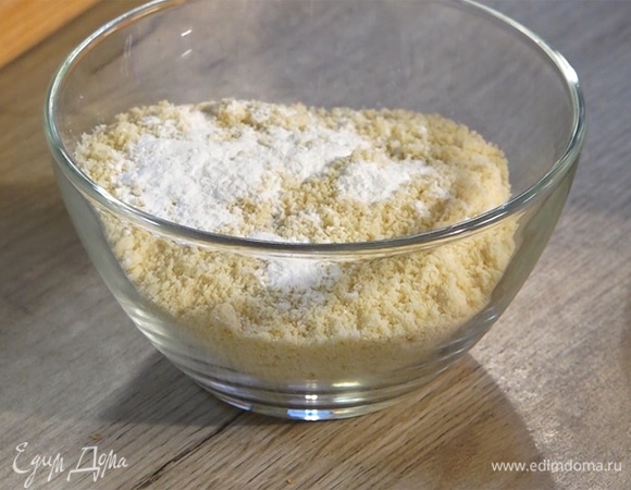 Разрыхлитель добавить к миндальной муке, перемешать.