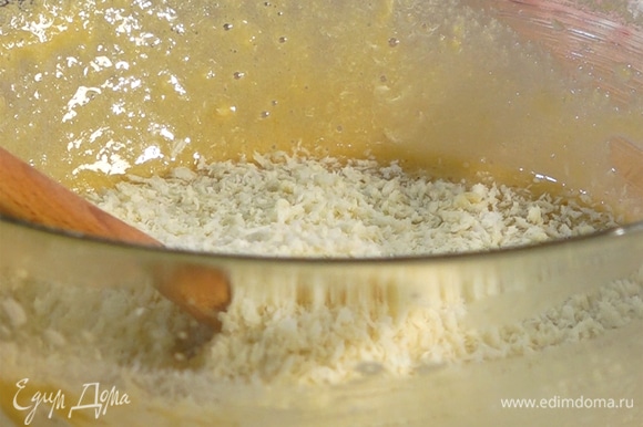 Муку ввести в яичную смесь. Добавить панировочные сухари, вымешать однородное тесто.