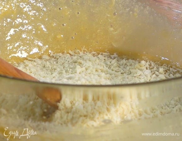 Муку ввести в яичную смесь. Добавить панировочные сухари, вымешать однородное тесто.