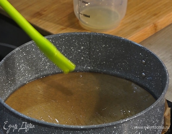 Форму для выпекания застелить пергаментом, промазать оставшимся оливковым маслом.