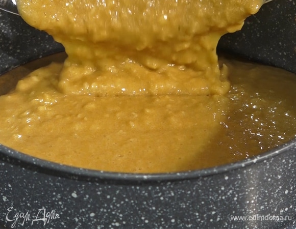 Тесто вылить в форму, пирог выпекать в духовке 35–40 минут при 180°С. 