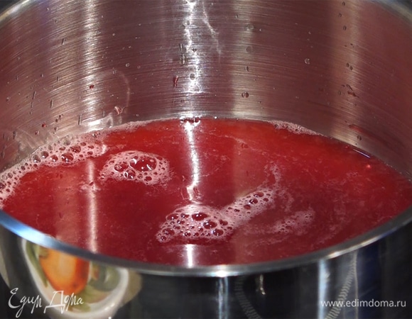 В кастрюлю добавить гранатовый сок и сок апельсина. Влить наршараб, все перемешать. Варить на медленном огне, постоянно помешивая. Сироп должен увариться вдвое, загустеть и потемнеть.