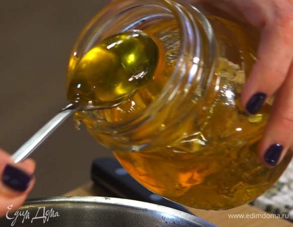 Сироп снять с огня, добавить в него мед, все перемешать.