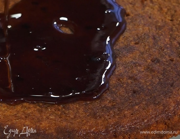 Готовый пирог вынуть из формы, сделать в нем шпажкой проколы, полить сверху сиропом.