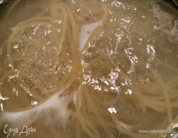 В подсоленной воде варю спагетти 7–8 минут. Смотрите рекомендации по времени на упаковке ваших спагетти.