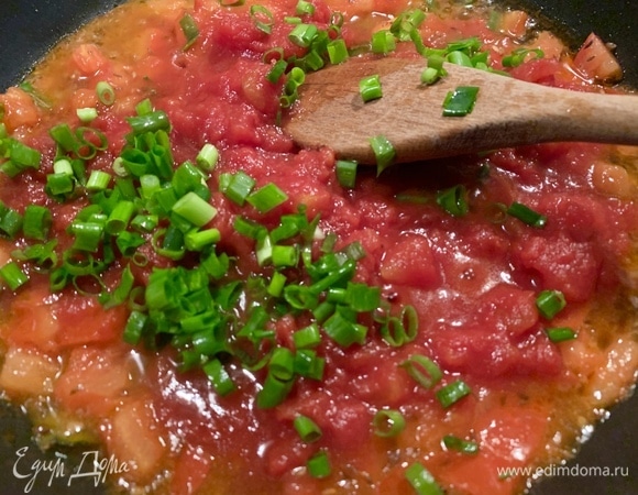 Добавляю нарезанный лук, соль и протертые помидоры. Подойдет любая паста, если нет пассаты. 2 минуты тушу.