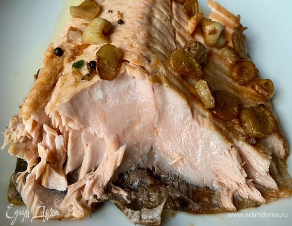 Добавляю семгу. Рыба подойдет любая, у меня запеченная в оливковом масле.