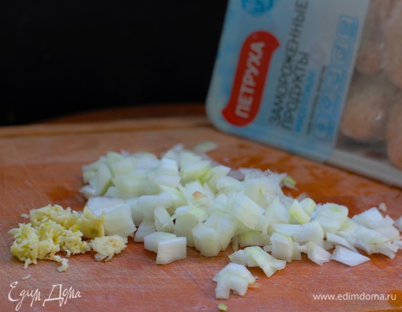 В сковороде среднего размера обжарьте измельченный чеснок и нарезанный кубиками лук на оливковом масле.