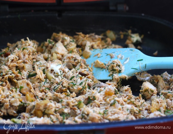 Когда лук с чесноком обретут золотистый оттенок, введите измельченную курицу, 0,5 ч. л. соли (по вкусу) и паприку. Перемешайте. Переместите смесь в миску, добавьте сливочный сыр и мелко нарезанную петрушку. Тщательно перемешайте.