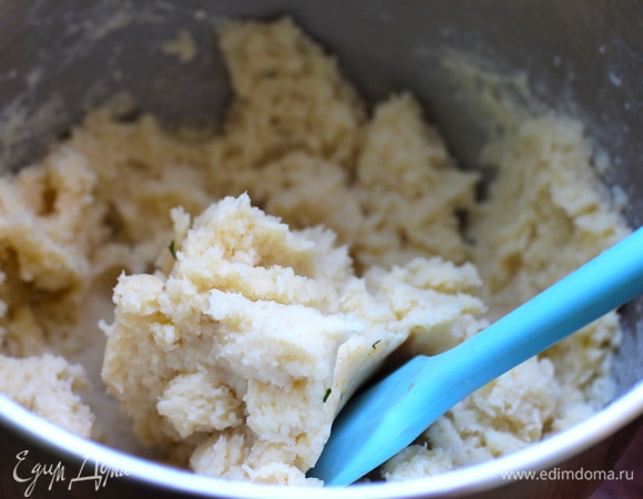 Заварное тесто. На той же сковороде разогрейте сливочное масло, добавьте молоко и куриный бульон. Доведите до кипения, а затем добавьте муку. Перемешайте. У вас должна получиться консистенция мягкого теста, при необходимости добавьте побольше муки. Перенесите тесто на плоскую поверхность и дайте ему немного остыть. Сформируйте из него шарики размером с яйцо.